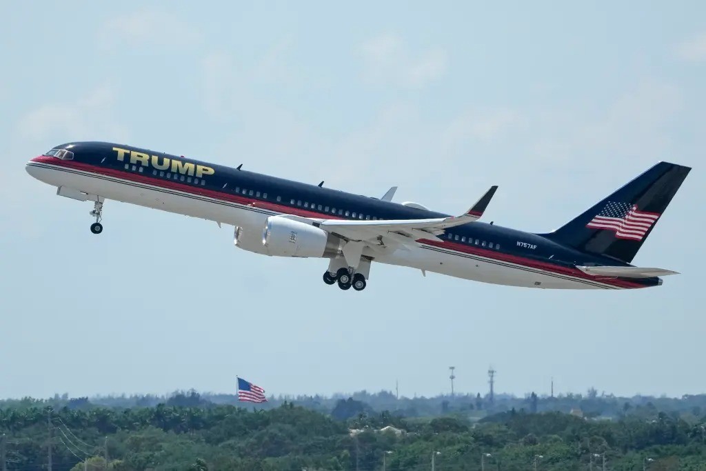 Chiếc Boeing 757 mạ vàng của ông Donald Trump - Ảnh 1.