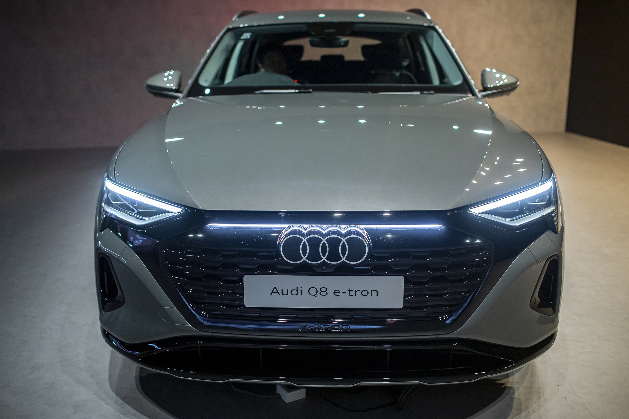Cận cảnh Audi Q8 e-tron 2023: Sẽ sớm ra mắt tại Việt Nam, đã có hàng chục đơn đặt hàng  - Ảnh 4.