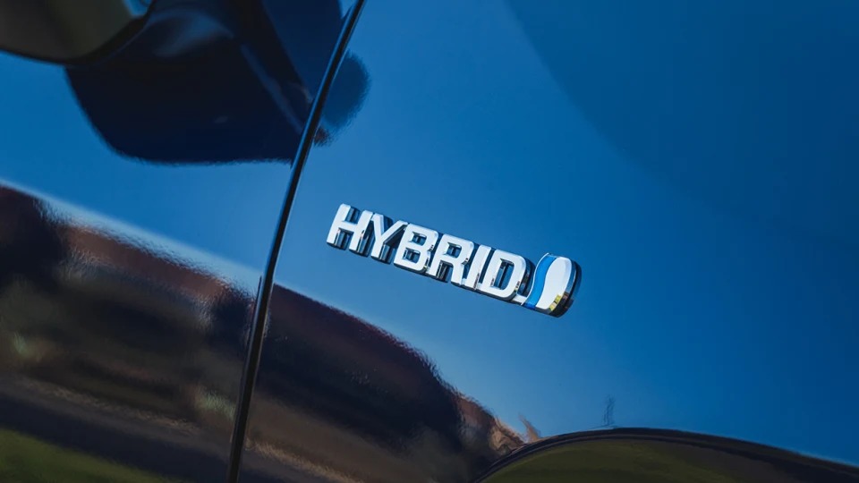 Toyota Hilux, Fortuner sẽ có bản hybrid vào năm sau - Ảnh 3.
