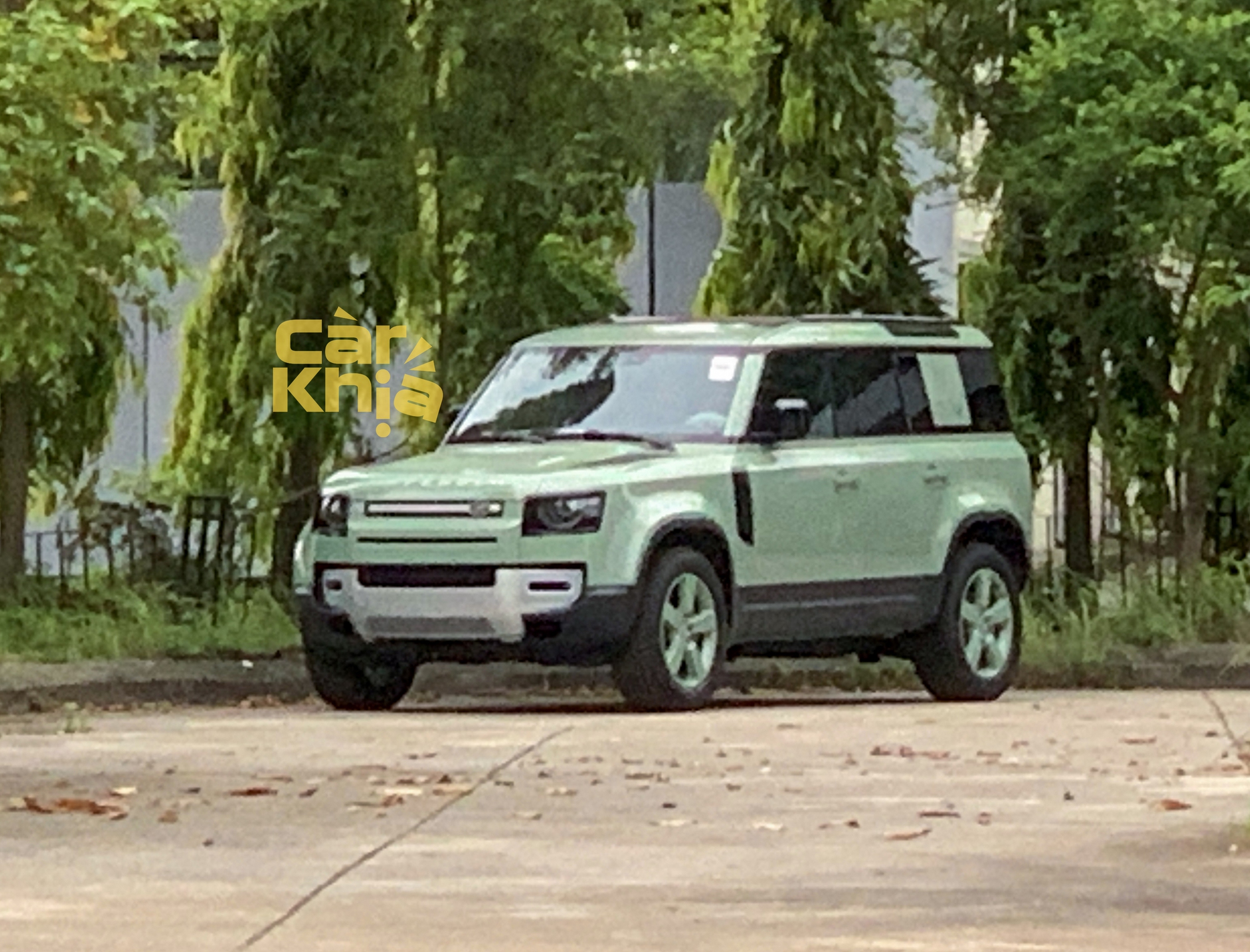 Ảnh thực tế Land Rover Defender phiên bản kỷ niệm 75 năm tại Việt Nam với mức giá từ 7,3 tỷ đồng, 'đắt' gần gấp đôi bản tiêu chuẩn