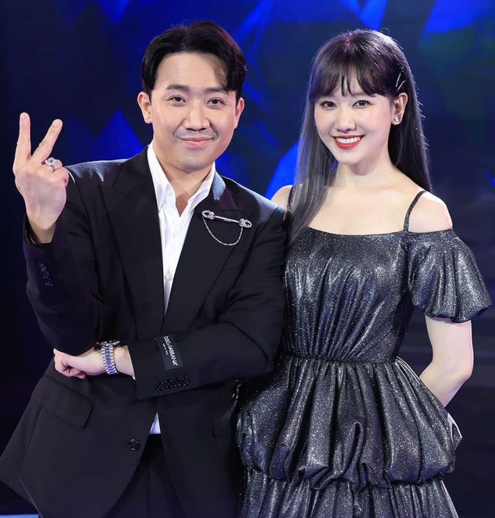 Hari Won đến phim trường Rap Việt thăm Trấn Thành, gây sốt khi xuất hiện bên xế xịn hạng sang gần 10 tỷ mới tậu - Ảnh 1.