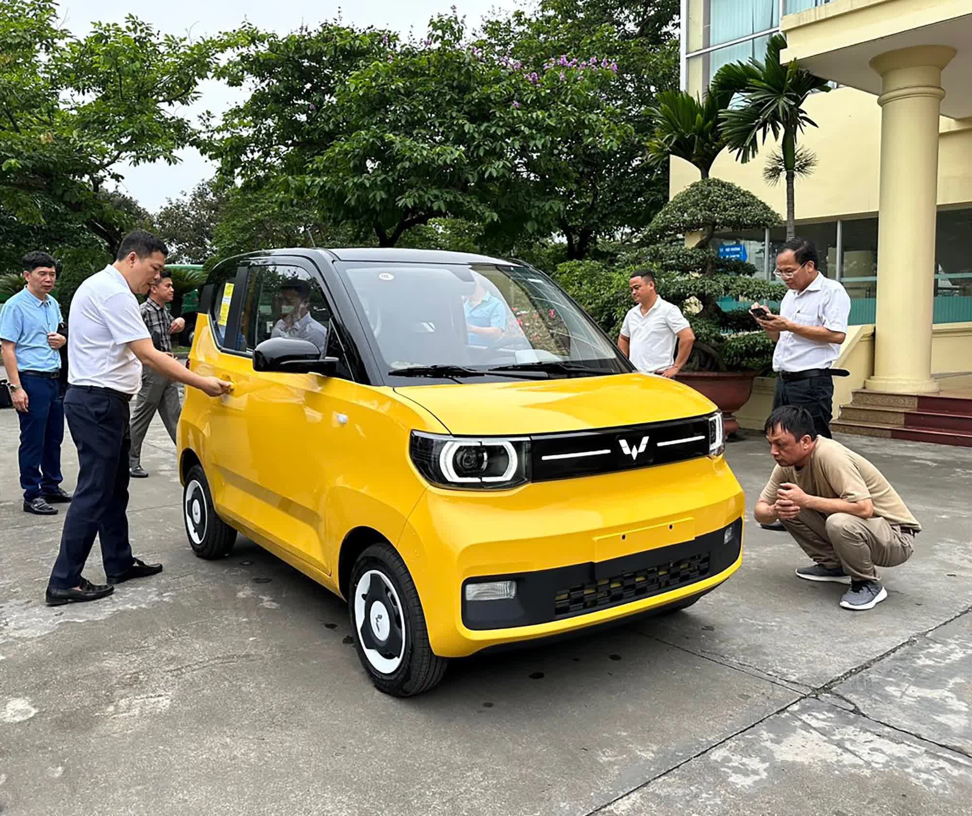 Wuling HongGuang MiniEV lần đầu lộ diện tại Việt Nam: Ra mắt muộn nhất tháng 6, nếu giá tốt dễ chạy đầy đường - Ảnh 1.