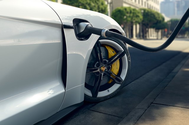 Xe điện của Porsche sắp ra mắt với phạm vi 800 dặm và thời gian sạc 15 phút - Ảnh 2.