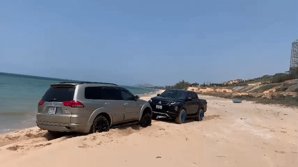 Lái Mitsubishi Pajero Sport vào bãi biển Mũi Né rồi gặp vận đen, chủ xe chia sẻ: Bị quen rồi nên thoát cũng nhàn - Ảnh 2.