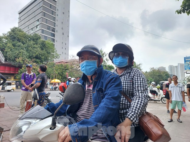 Xúc động vợ chồng người Việt gác chuyện kinh doanh, chạy xe máy 8 tiếng tới Campuchia cổ vũ đội nhà - Ảnh 2.