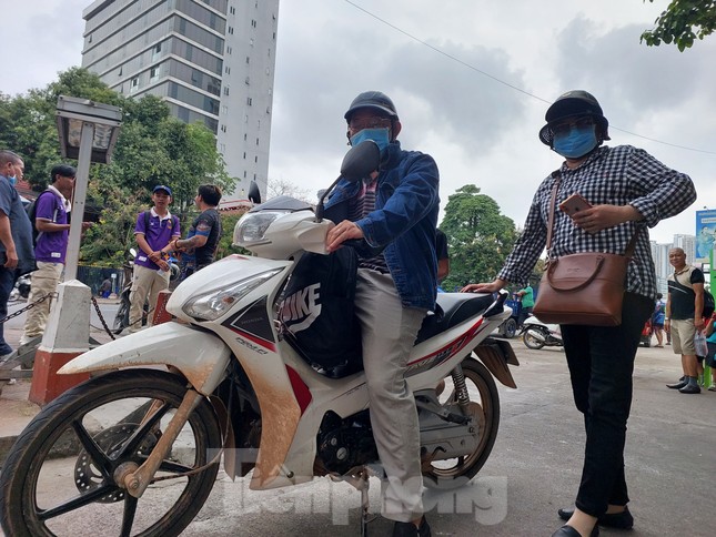 Xúc động vợ chồng người Việt gác chuyện kinh doanh, chạy xe máy 8 tiếng tới Campuchia cổ vũ đội nhà - Ảnh 1.