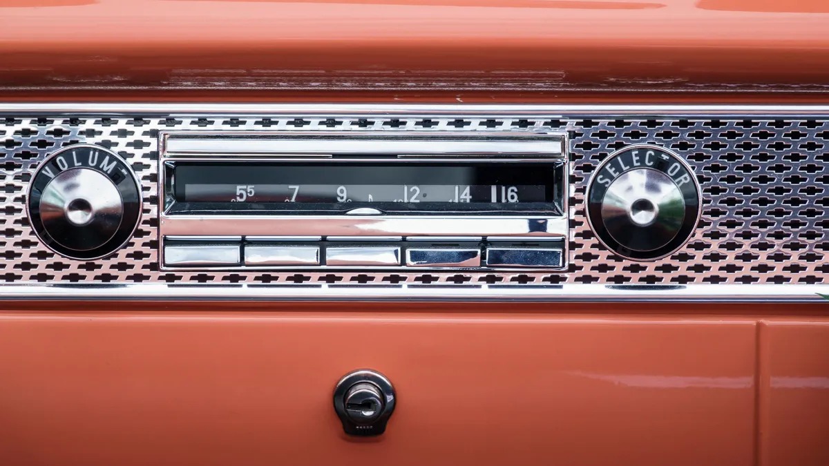 Mỹ đề xuất luật bắt các hãng xe giữ lại đài radio AM - Ảnh 1.