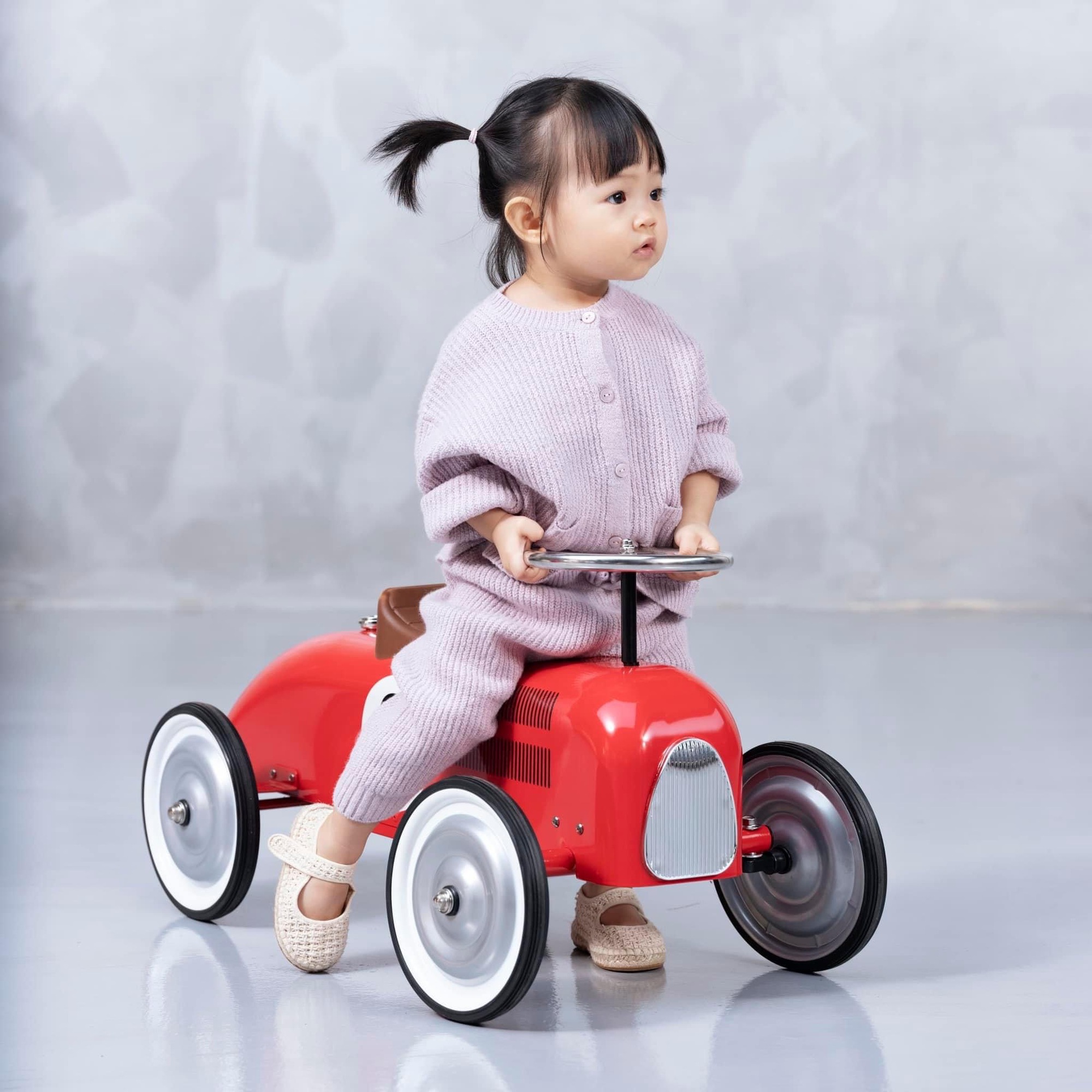 Con gái Cường Đô La được bố mẹ cưng chiều, sở hữu loạt "siêu xe" khi mới 3 tuổi - Ảnh 3.