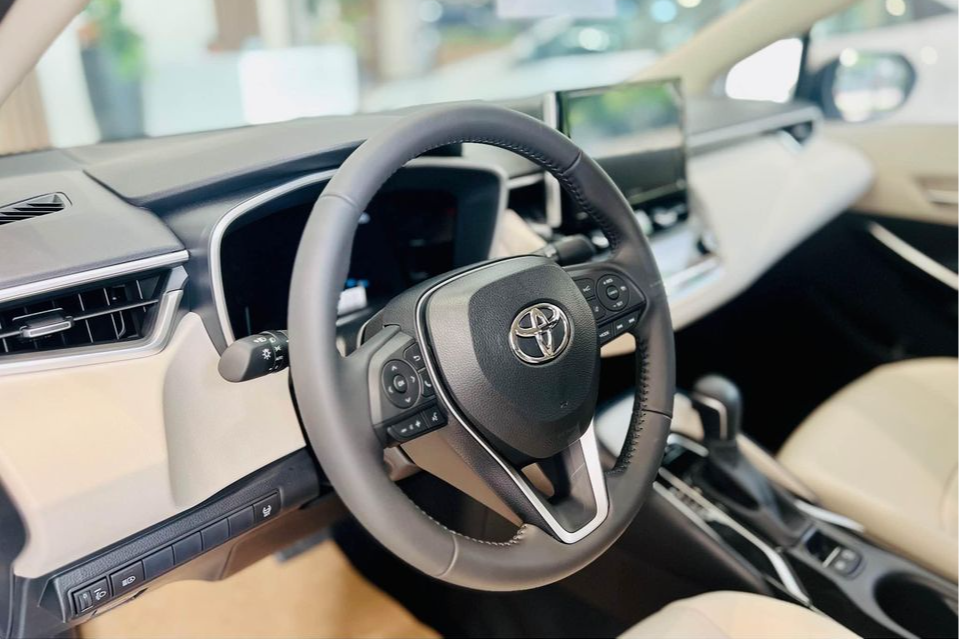 Đại lý xả hàng Toyota Corolla Altis: Bản HEV cao cấp nhất tồn nhiều, giảm 100 triệu - Ảnh 2.