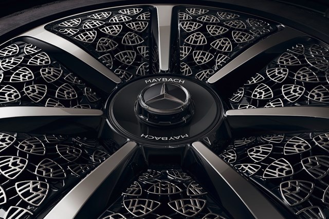 Mercedes-Maybach Night Series có vượt trội hơn Rolls-Royce Black Badge? - Ảnh 2.