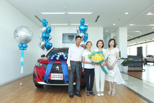 VĐV điền kinh Nguyễn Thị Oanh chính thức nhận xe Peugeot 2008 - Ảnh 2.