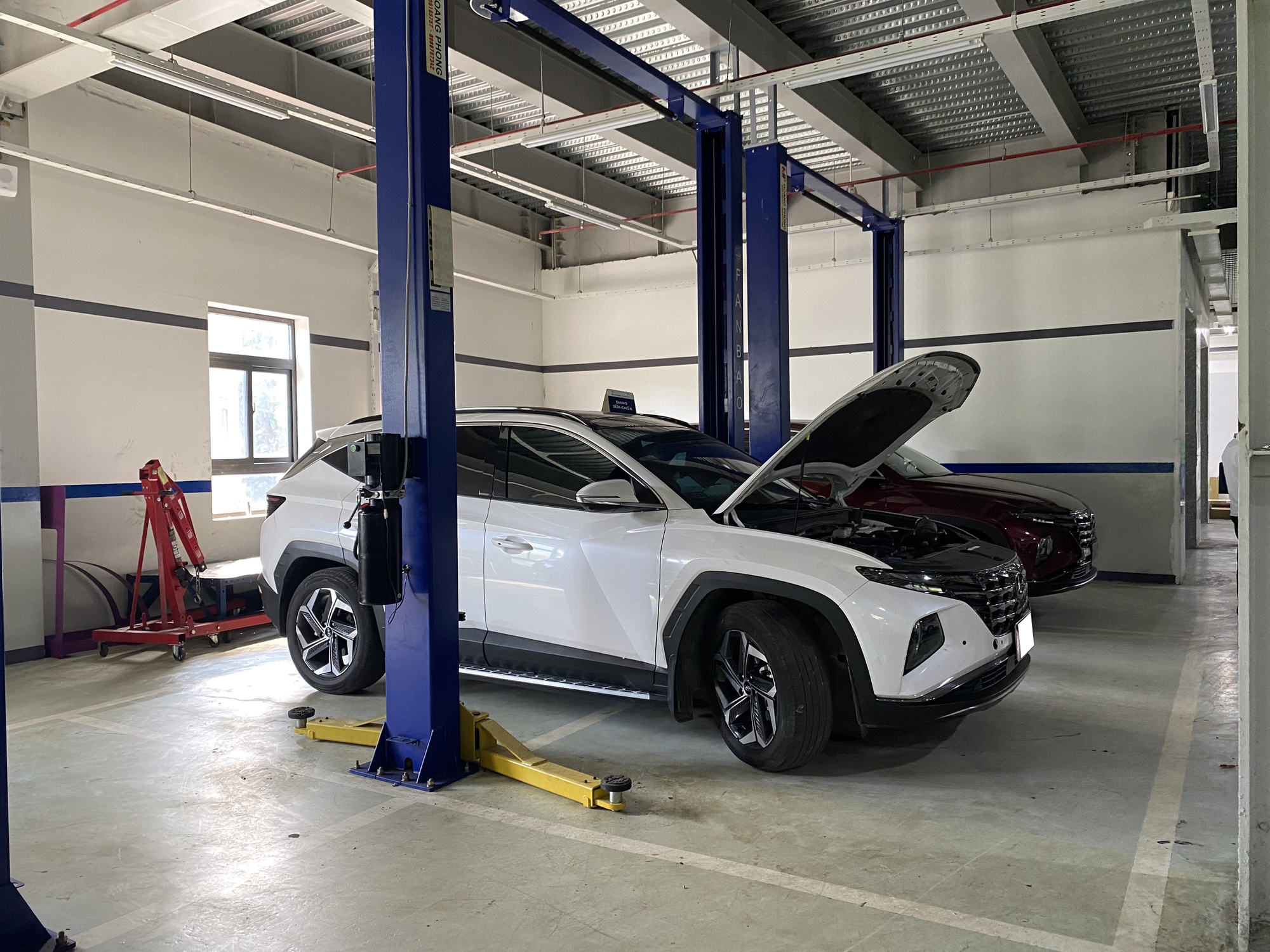 Chủ xe Hyundai Tucson và đại lý Lào Cai cãi vã vì ‘mua xe 11 tháng đã phải bổ máy’ - Ảnh 2.