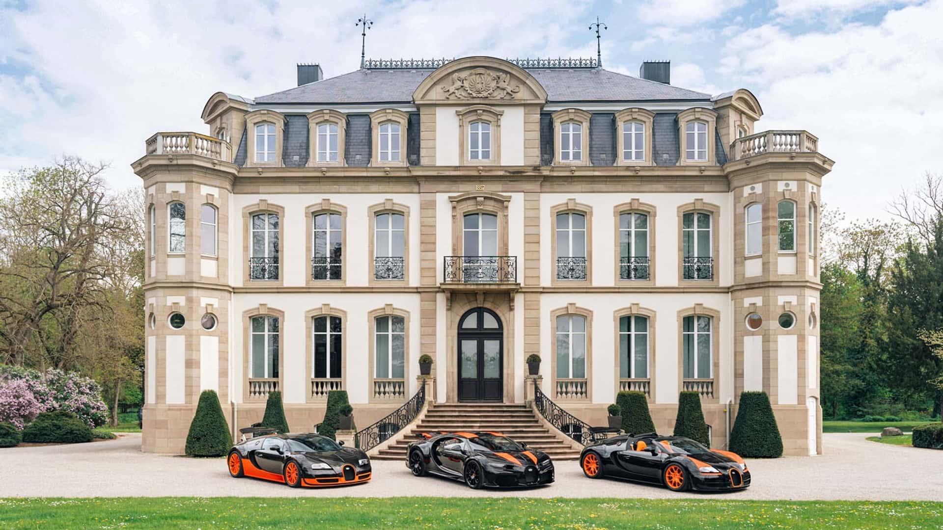 Chủ xe Bugatti mang bộ sưu tập 'kỷ lục' tới tổng hành dinh hãng dạo chơi - Ảnh 2.