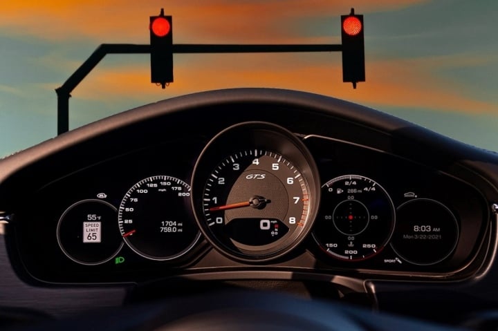 Porsche ra mắt công nghệ mới, đảm bảo người lái không vượt đèn đỏ - Ảnh 1.