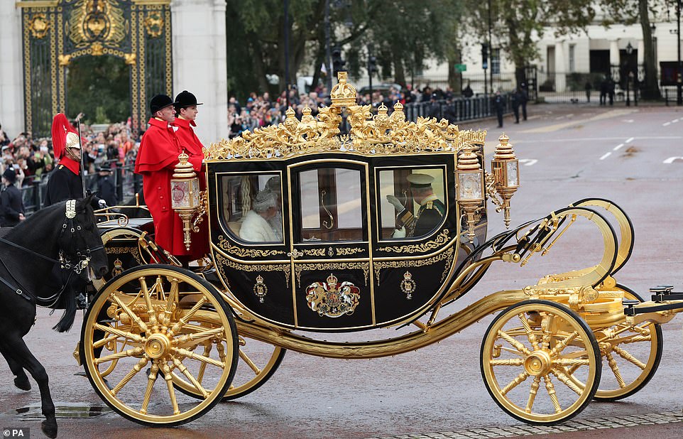 Cỗ xe vàng ròng trong lễ đăng quang Vua Charles: Bí ẩn đằng sau bảo vật quốc gia 260 năm tuổi - Ảnh 4.