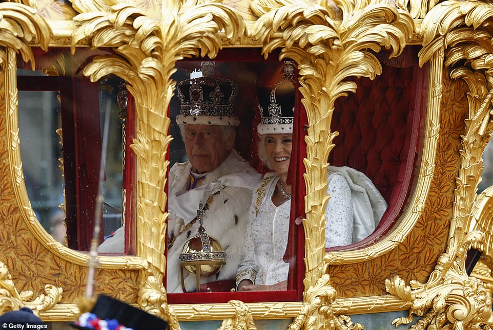 Cỗ xe vàng ròng trong lễ đăng quang Vua Charles: Bí ẩn đằng sau bảo vật quốc gia 260 năm tuổi - Ảnh 2.