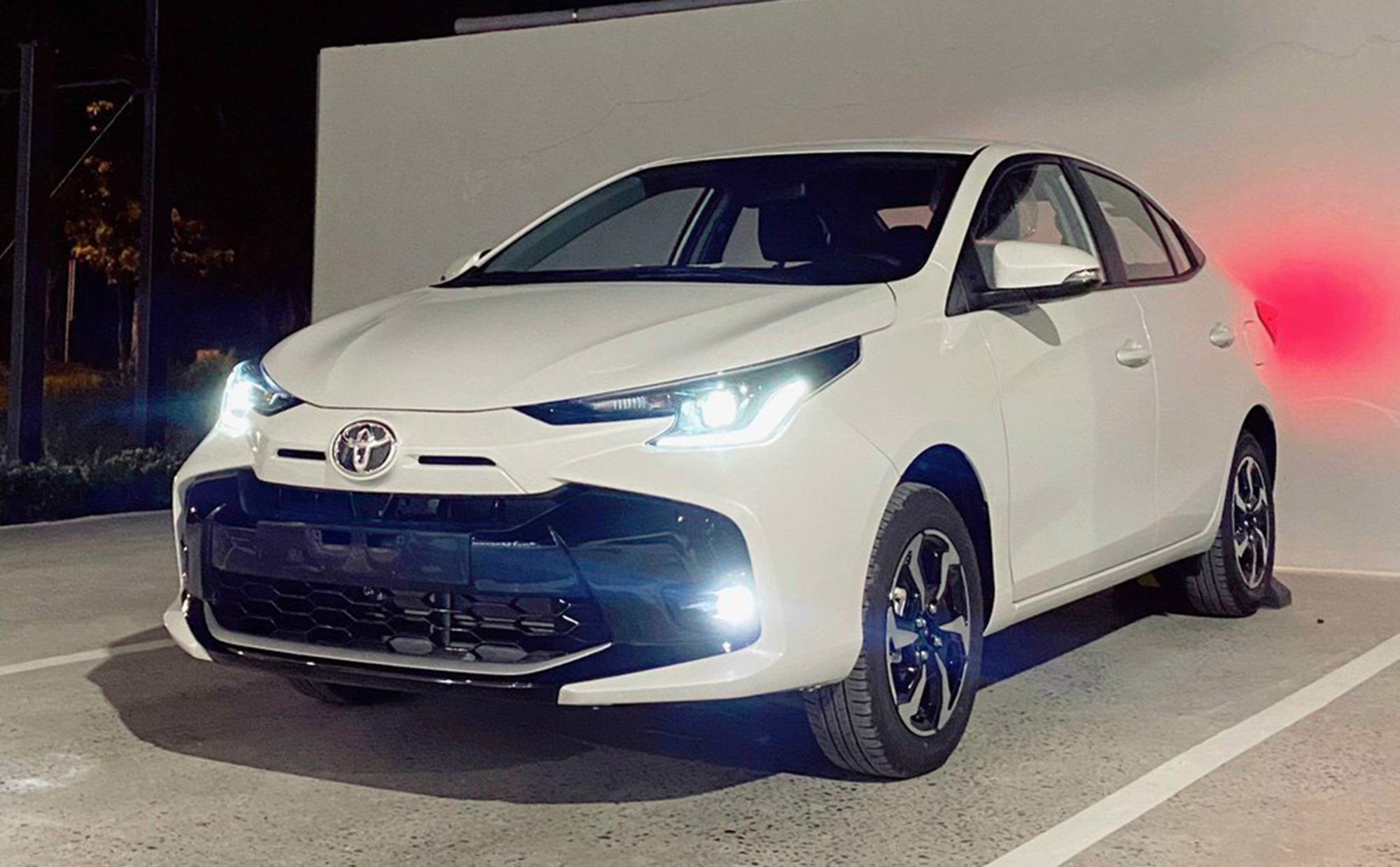 Toyota Vios 2023 ồ ạt về đại lý: Đẹp hơn trong ảnh, giá dự kiến không đổi, kỳ vọng lấy lại ngôi vương doanh số - Ảnh 2.