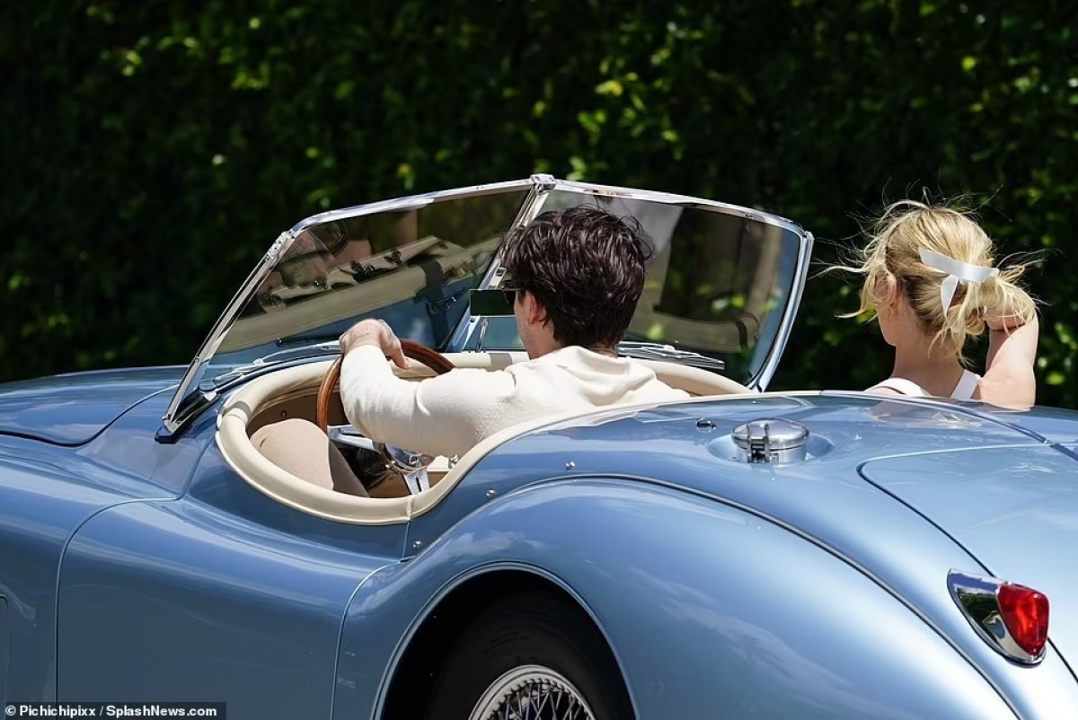 Brooklyn Beckham drives around in a vintage convertible car worth $500,000 - Photo 4.
