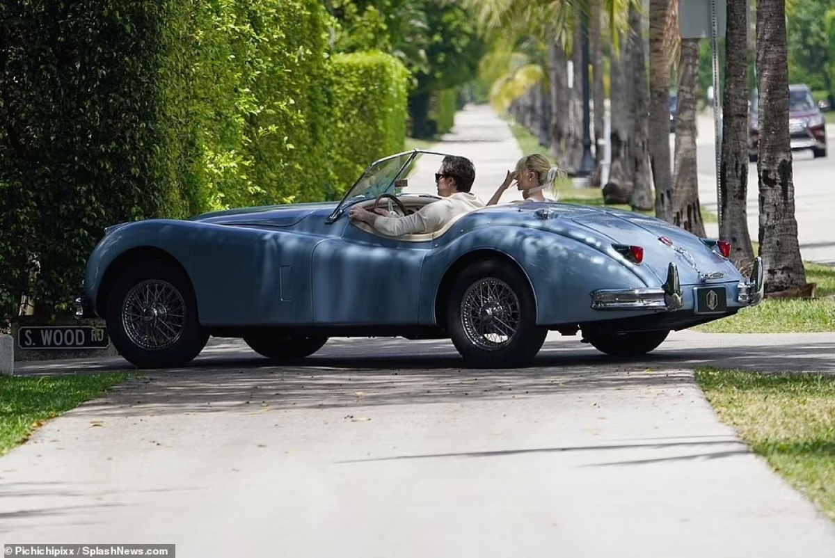 Brooklyn Beckham drives around in a vintage convertible car worth $500,000 - Photo 5.