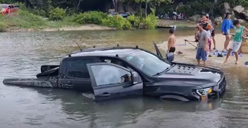 Bán Ranger Raptor giá 1,2 tỷ, khẳng định xe tốt nhưng bị cư dân mạng chỉ ra ảnh ngập nước từ năm ngoái - Ảnh 2.