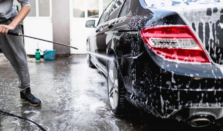 Những điều không nên làm khi tự rửa ô tô tại nhà chủ xe cần biết - Ảnh 3.