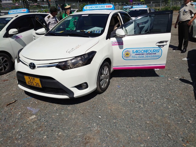 2 tài xế taxi ở sân bay Tân Sơn Nhất 'hô biến’ giá cước tăng...10 lần - Ảnh 1.