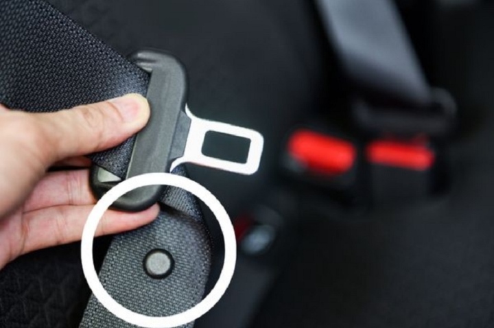 Tác dụng của nút nhựa đính trên dây an toàn ô tô không phải ai cũng biết - Ảnh 1.