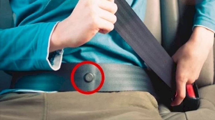 Tác dụng của nút nhựa đính trên dây an toàn ô tô không phải ai cũng biết - Ảnh 2.