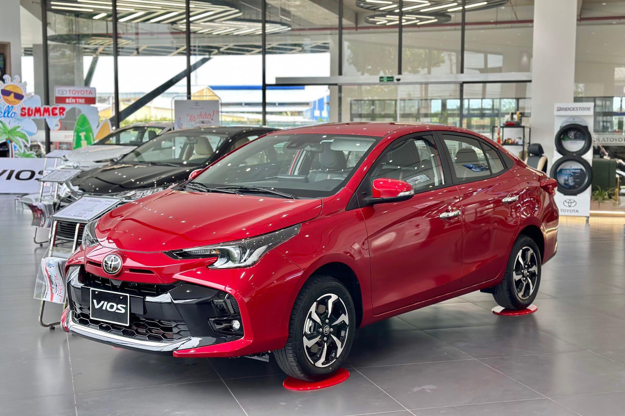 Toyota Vios bán lẫn lộn cũ mới: Bản cũ giảm 110 triệu xả hàng, bản mới ưu đãi lớn chưa từng có - Ảnh 2.