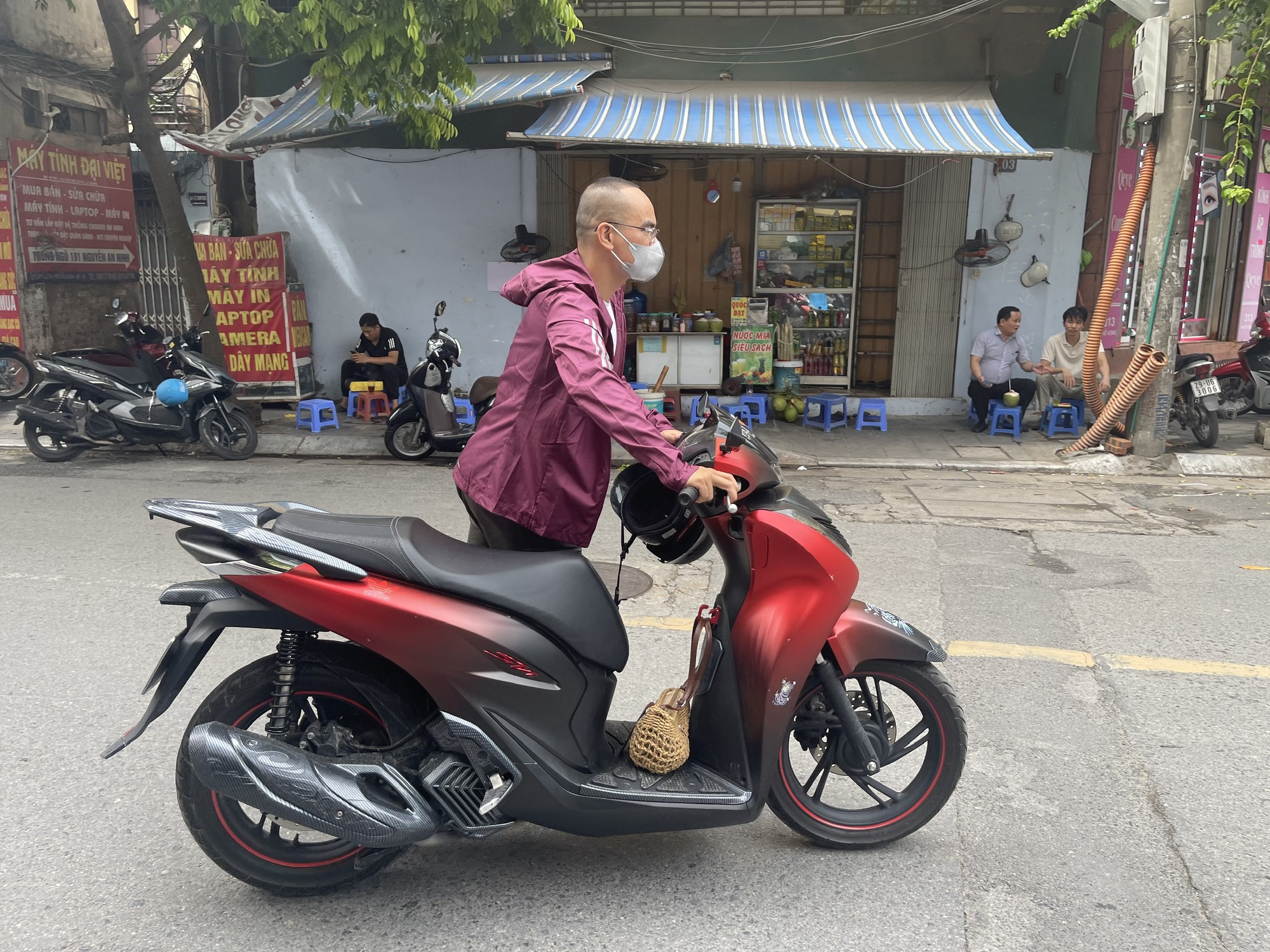 Hà Nội: Kỳ lạ con phố  ô tô, xe máy bỗng không mở được khóa thông minh, nhiều người dân hì hục đẩy xe - Ảnh 3.