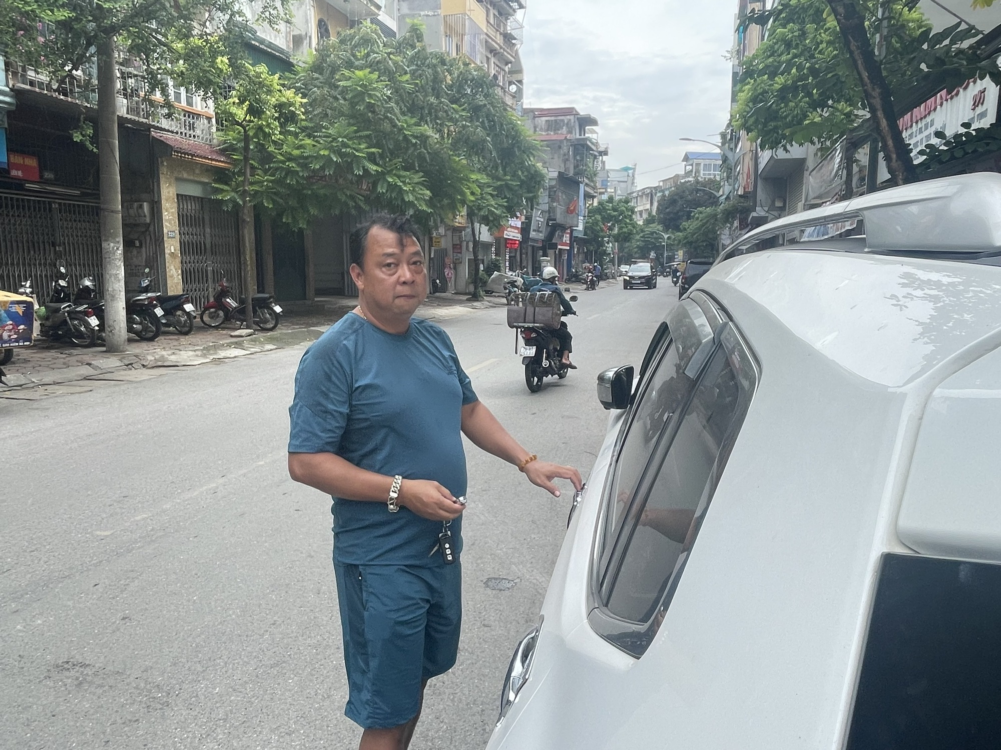 Hà Nội: Kỳ lạ con phố  ô tô, xe máy bỗng không mở được khóa thông minh, nhiều người dân hì hục đẩy xe - Ảnh 5.