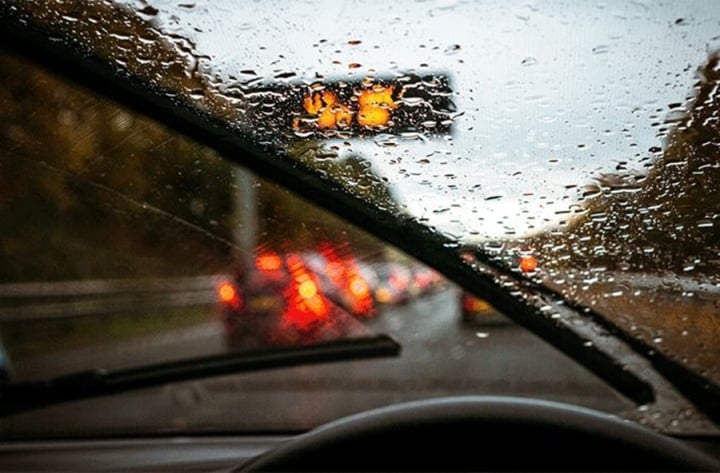 Lái xe dưới trời mưa lớn cần chú ý điều gì? - Ảnh 1.