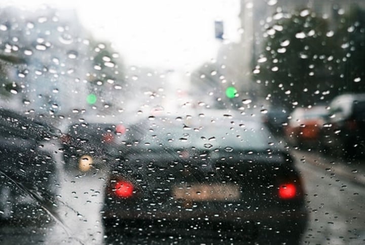 Lái xe dưới trời mưa lớn cần chú ý điều gì? - Ảnh 2.