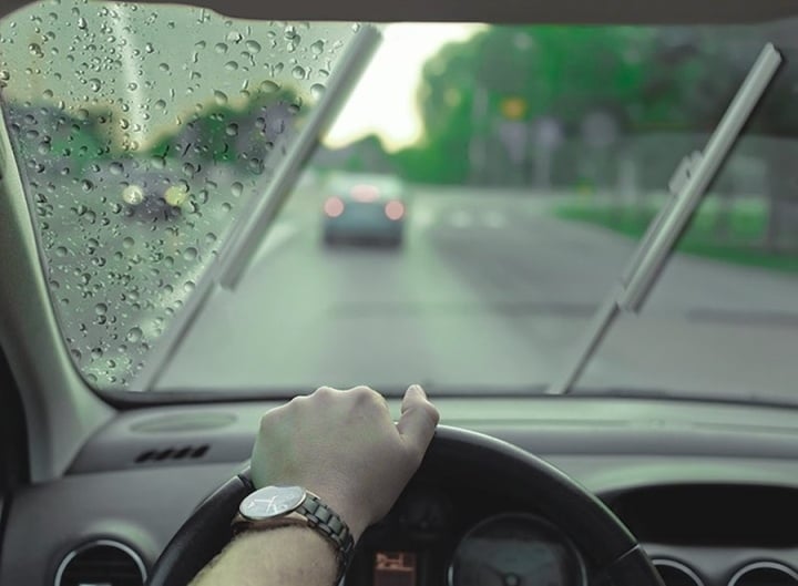 Lái xe dưới trời mưa lớn cần chú ý điều gì? - Ảnh 3.