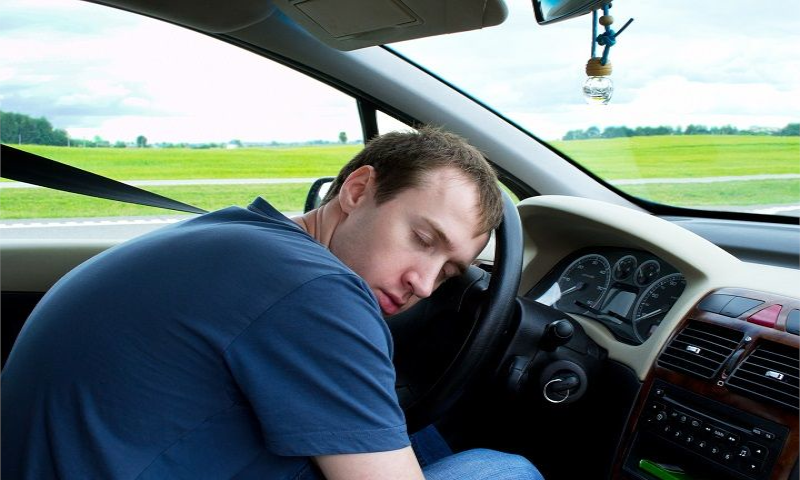 Ngủ trong xe ô tô bật điều hoà để tránh nóng nguy hiểm như thế nào? - Ảnh 3.
