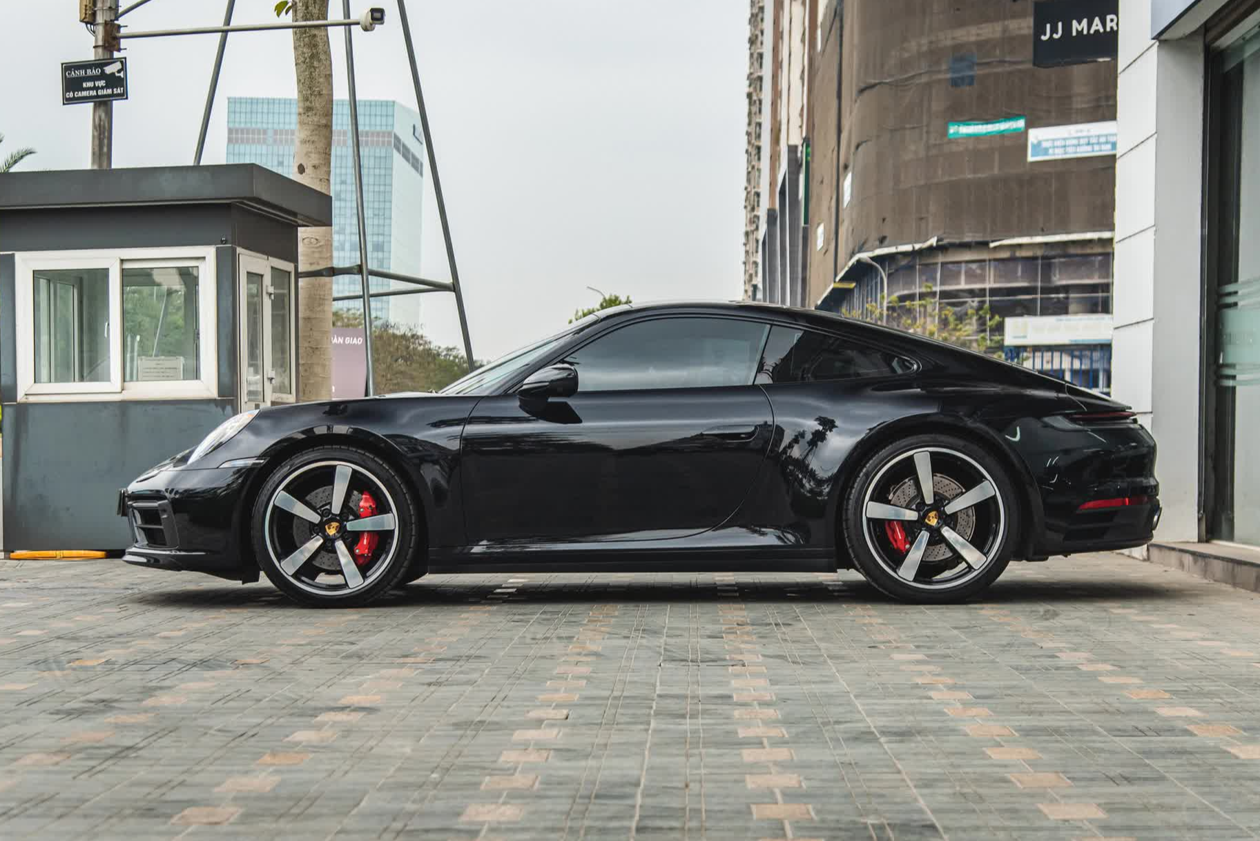 Dùng cuộn giấy dài bằng 6 tầng nhà đổi màu Porsche 911, người dán chia sẻ: 'Dễ hơn làm xe phổ thông' - Ảnh 1.