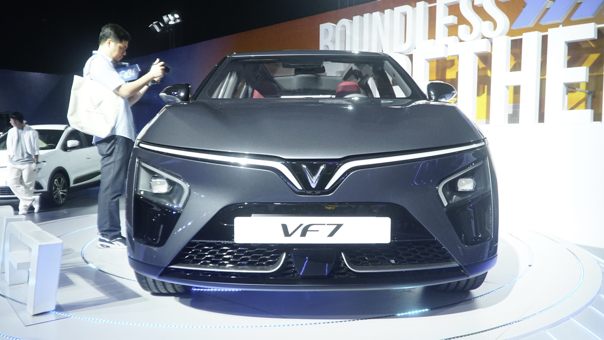 Đại lý nhận đặt cọc VinFast VF 7: Giá dự kiến từ 760 triệu đồng, có thuê pin, giao xe trong tháng 11 - Ảnh 3.