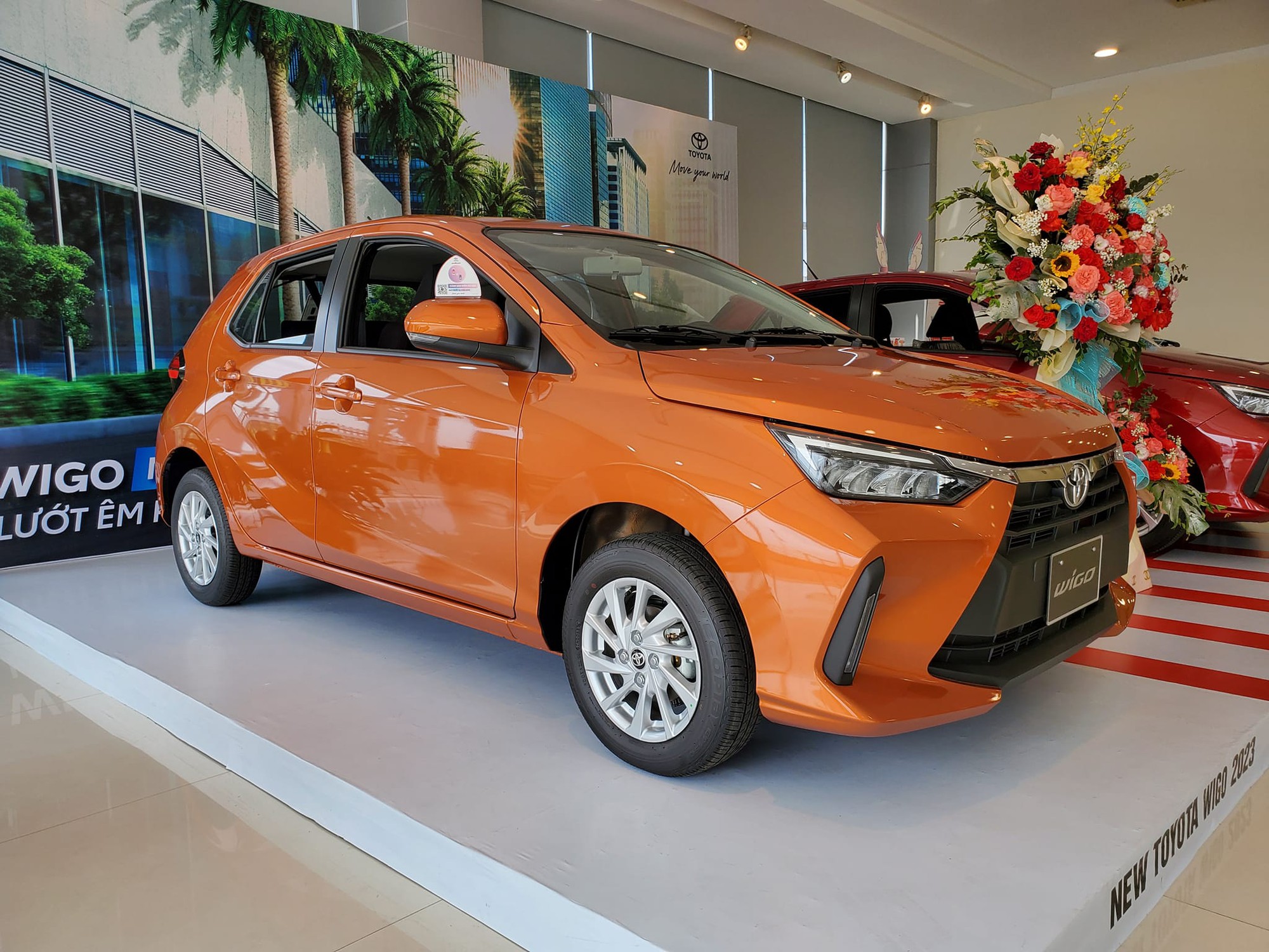 Toyota Wigo 2023 vừa mở bán đã giảm giá: Khởi điểm còn 355 triệu, rẻ nhất phân khúc nhưng vẫn hơn công nghệ an toàn - Ảnh 1.