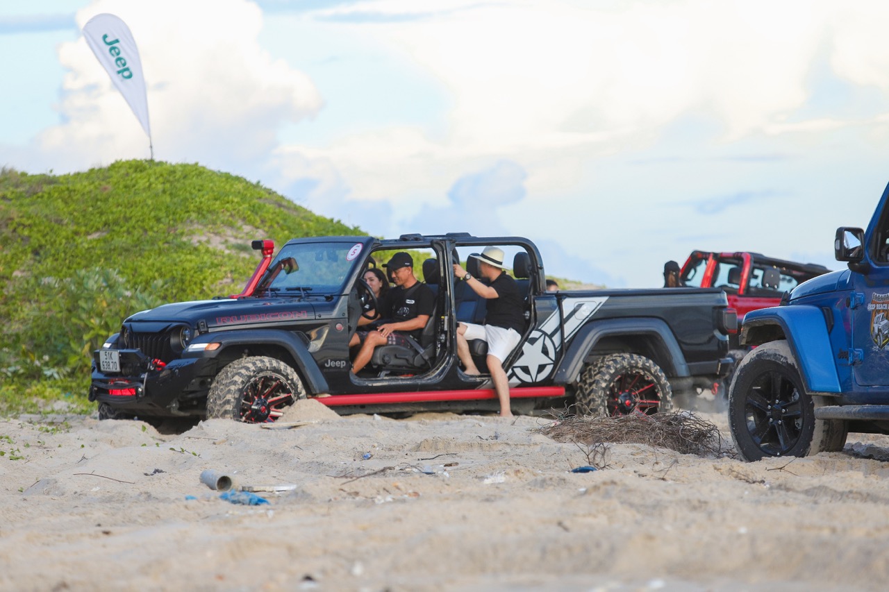 Hội chơi Jeep mang 10 chiếc xe phượt hơn 700km TP. HCM - Vĩnh Hy, off-road từ đồi cát xuống suối mà không hề hấn gì - Ảnh 6.