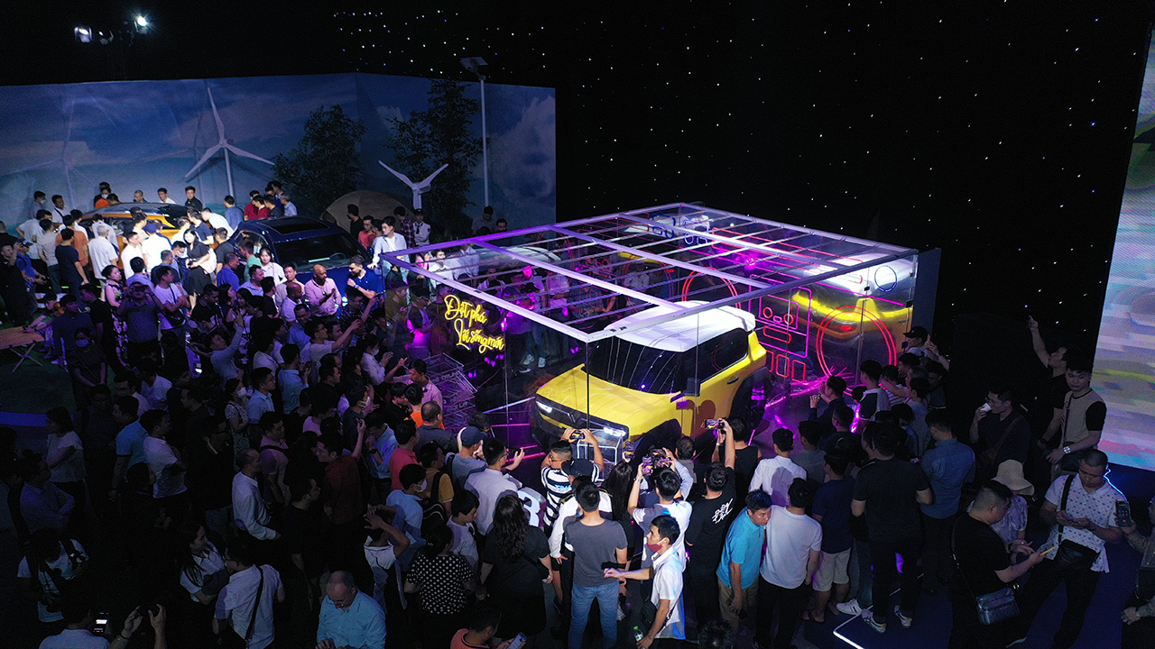 Không chỉ trưng bày xe, triển lãm VinFast còn tái hiện hành trình 6 năm tạo nên những điều không tưởng - Ảnh 2.