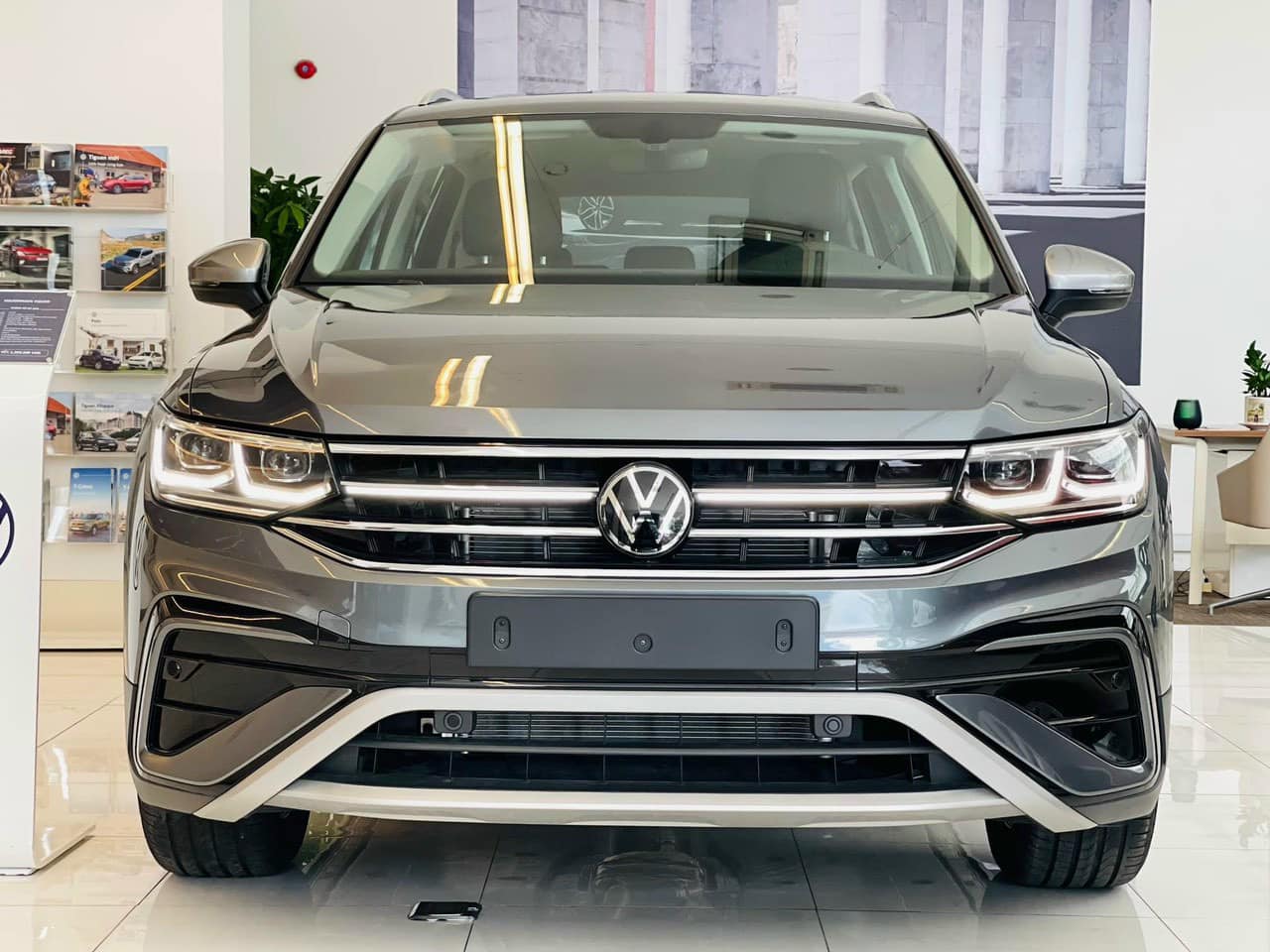 VW Tiguan Allspace giảm giá 400 triệu 'dò đáy' mới tại đại lý: SUV Đức nhập khẩu có giá thực tế rẻ hơn Sorento lắp ráp - Ảnh 1.