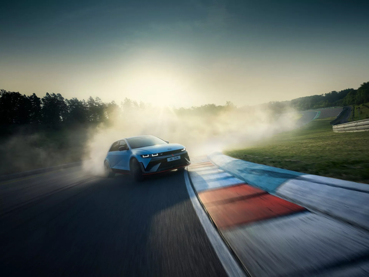 Hyundai chơi lớn: Biến xe điện thành xe thể thao tăng tốc nhanh như Ferrari, có cả giả lập âm thanh động cơ - Ảnh 3.