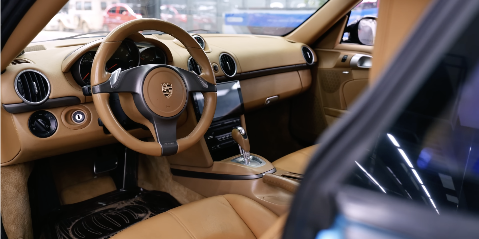 Thợ Việt ‘lột xác’ Porsche Cayman 15 tuổi theo phong cách xe đời mới, thêm màn hình Android và trần sao kiểu Rolls-Royce