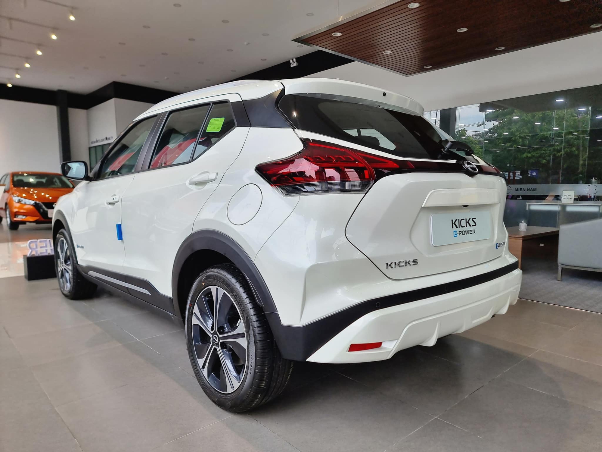 Giá Nissan Kicks chạm đáy tại Việt Nam, giảm kỷ lục 110 triệu, về ngang mức Seltos và Creta - Ảnh 2.