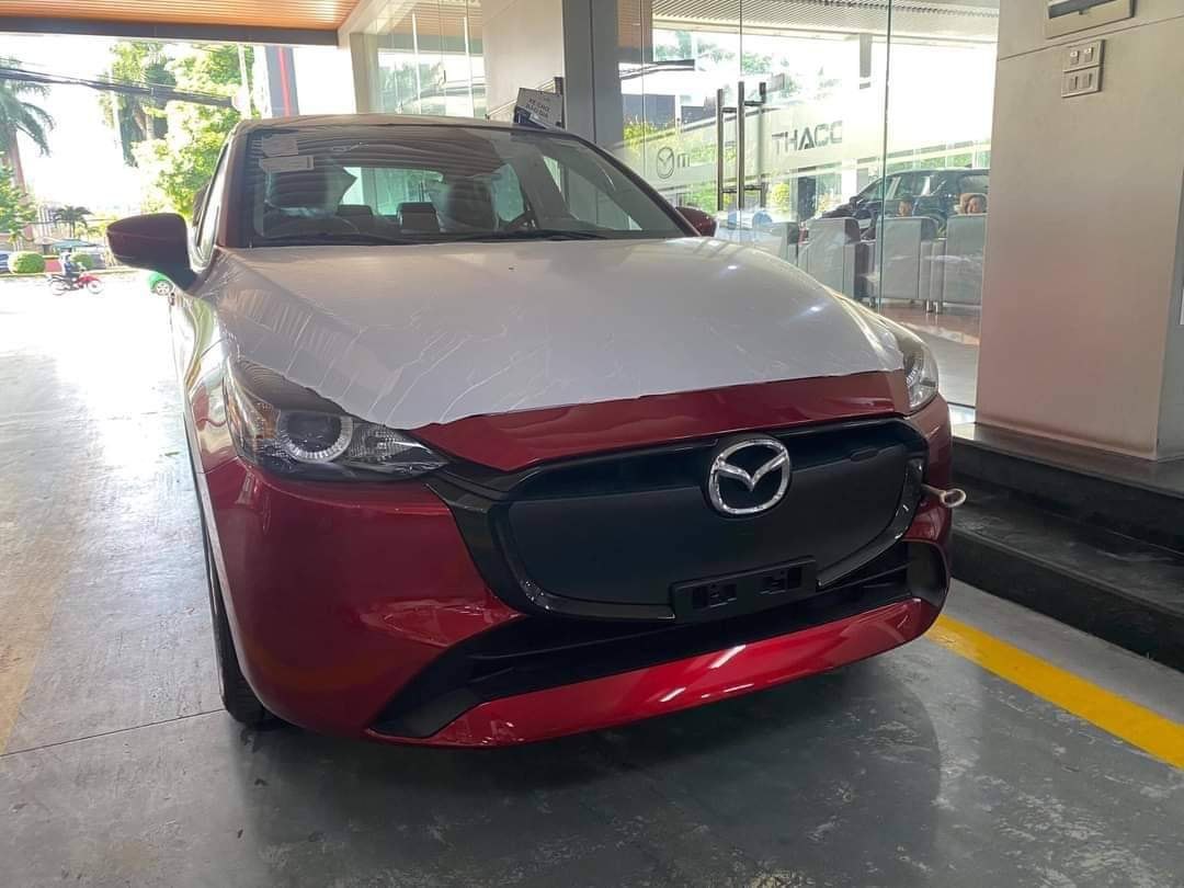 Mazda2 2024 ồ ạt về đại lý trước ngày ra mắt: Mặt kín kiểu xe điện, giá dự kiến từ 429 triệu, rẻ hơn Morning, i10 bản full - Ảnh 1.