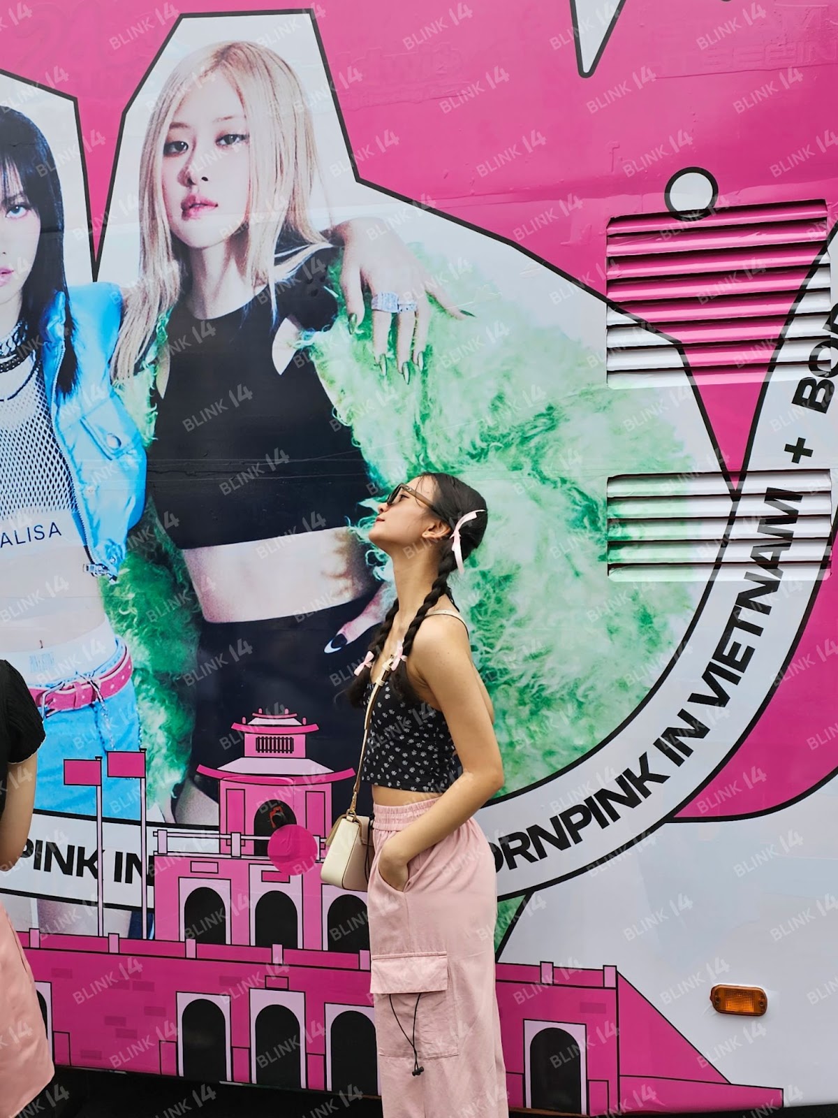 Xe buýt đen hồng quảng bá show Born Pink đi khắp Hà Nội, cận cảnh món quà của fan Việt sẽ được trao tận tay BLACKPINK - Ảnh 3.