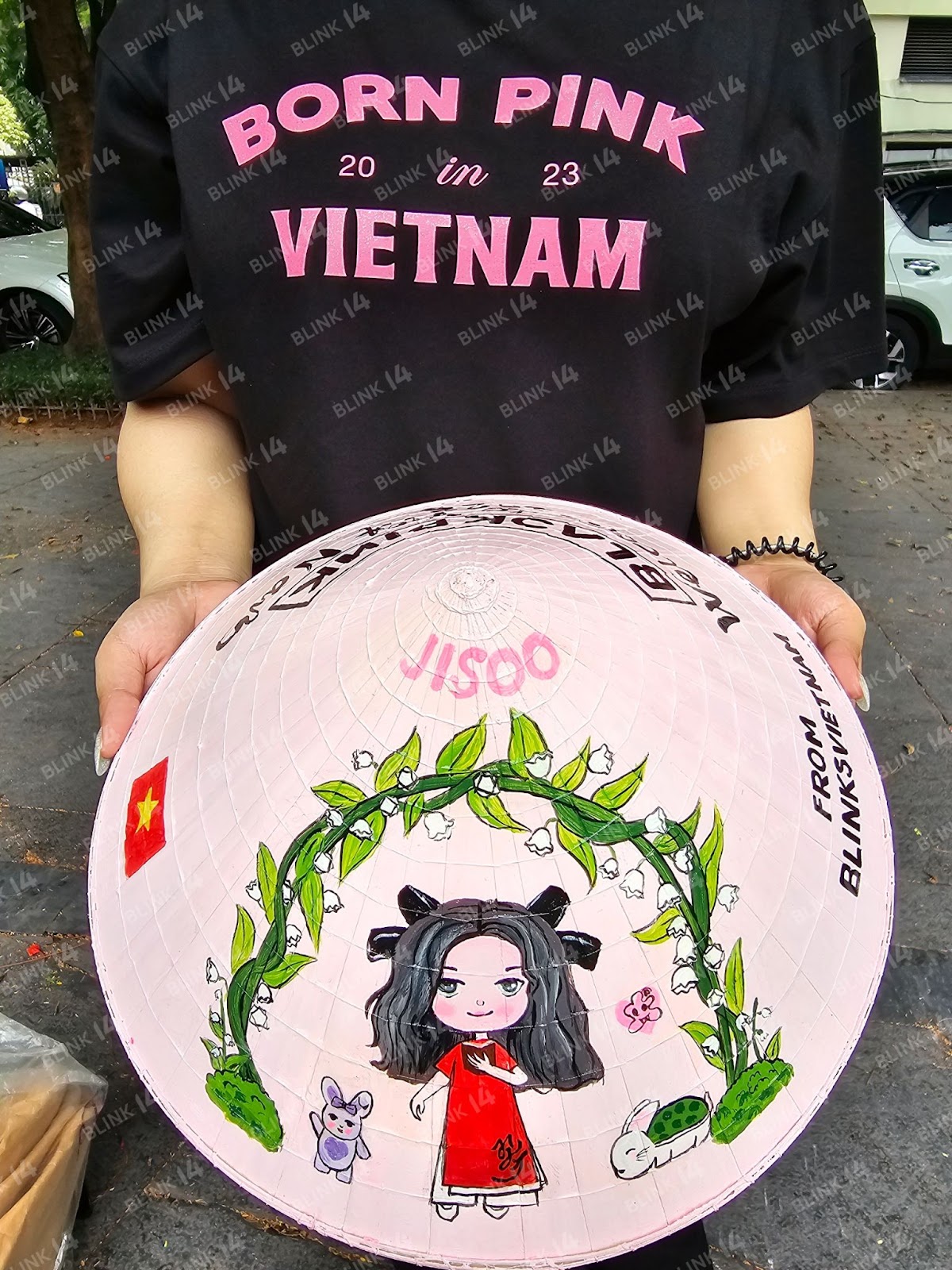 Xe buýt đen hồng quảng bá show Born Pink đi khắp Hà Nội, cận cảnh món quà của fan Việt sẽ được trao tận tay BLACKPINK - Ảnh 6.