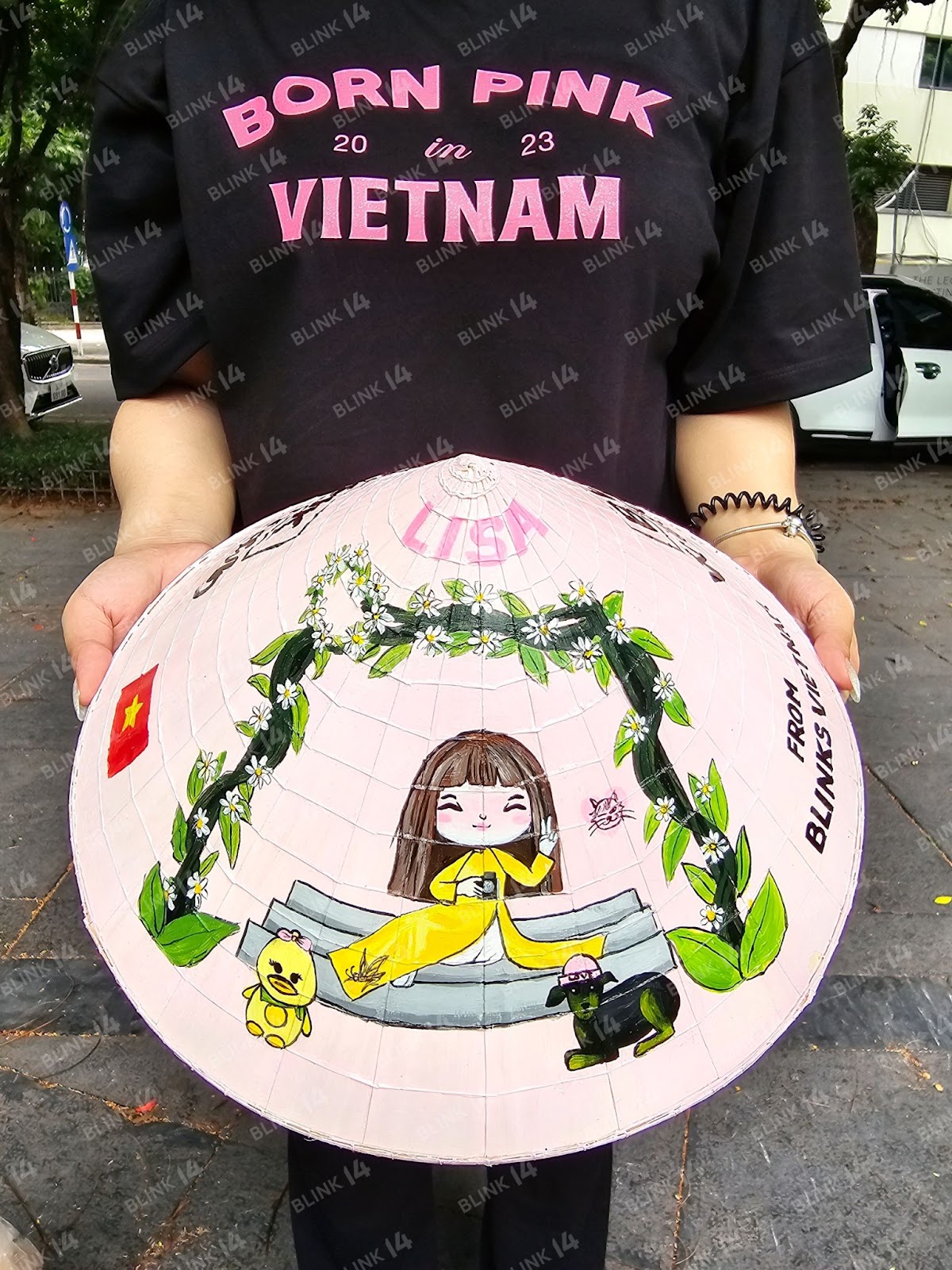 Xe buýt đen hồng quảng bá show Born Pink đi khắp Hà Nội, cận cảnh món quà của fan Việt sẽ được trao tận tay BLACKPINK - Ảnh 7.