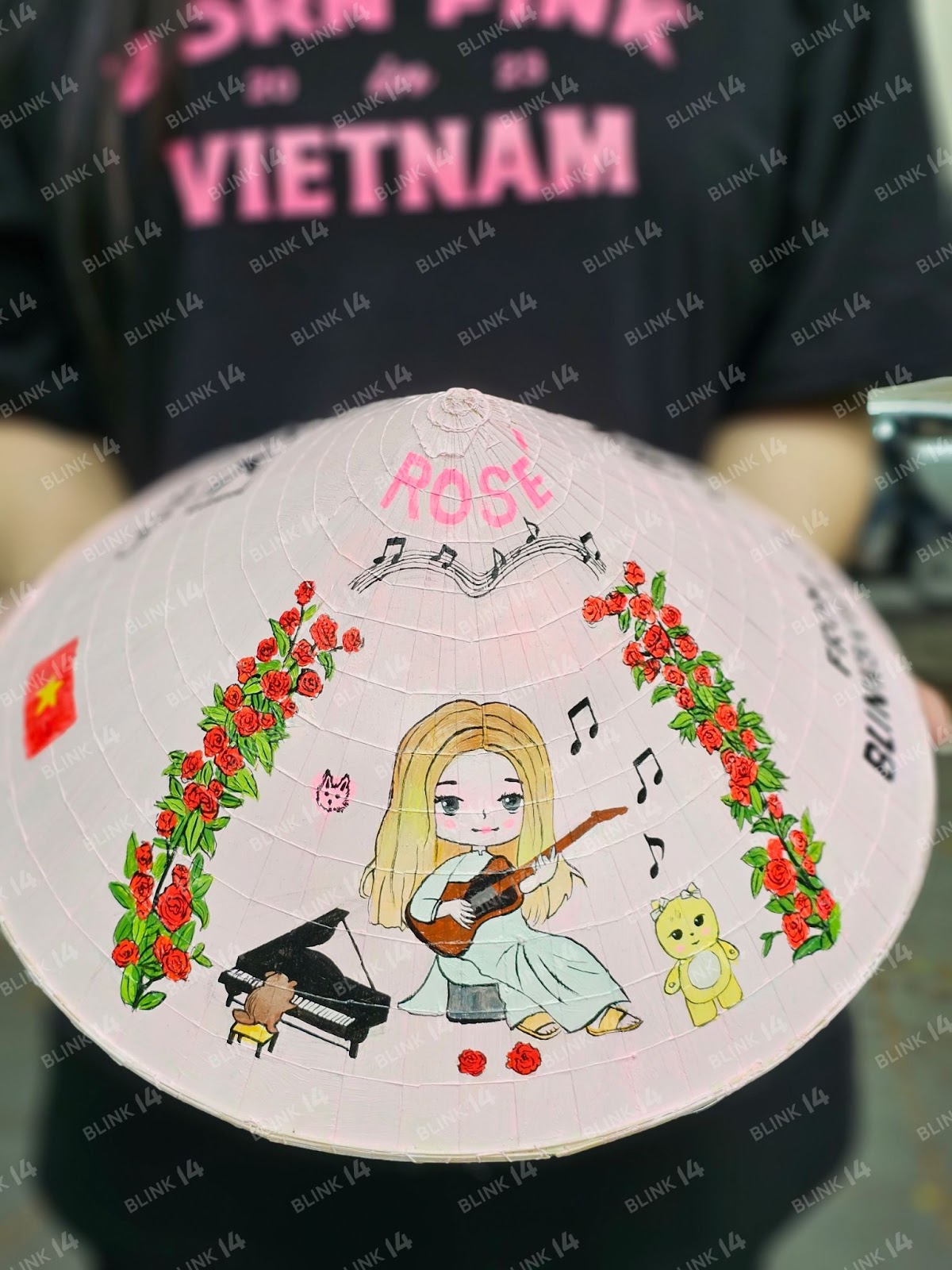 Xe buýt đen hồng quảng bá show Born Pink đi khắp Hà Nội, cận cảnh món quà của fan Việt sẽ được trao tận tay BLACKPINK - Ảnh 9.