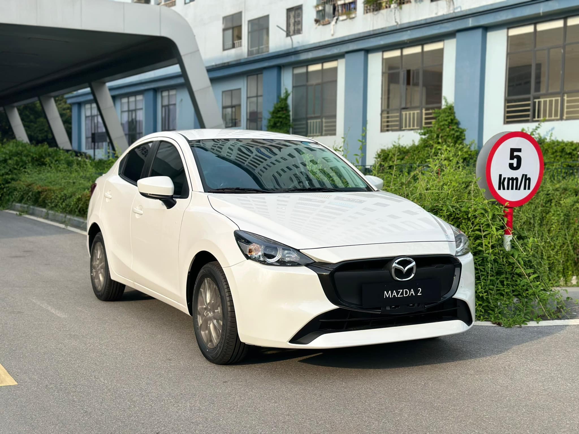 Đại lý hé lộ thông tin Mazda2 2024 bản ‘base’, giá dự kiến 429 triệu nhưng chỉ có 2 trang bị mới - Ảnh 1.